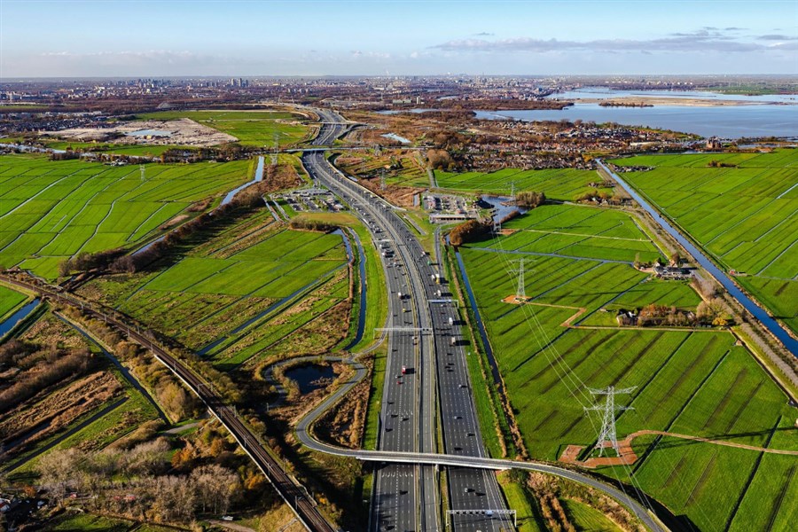 Bericht Onderzoek naar opwek van zonne-energie langs spoor en snelwegen A1 en A6 bekijken